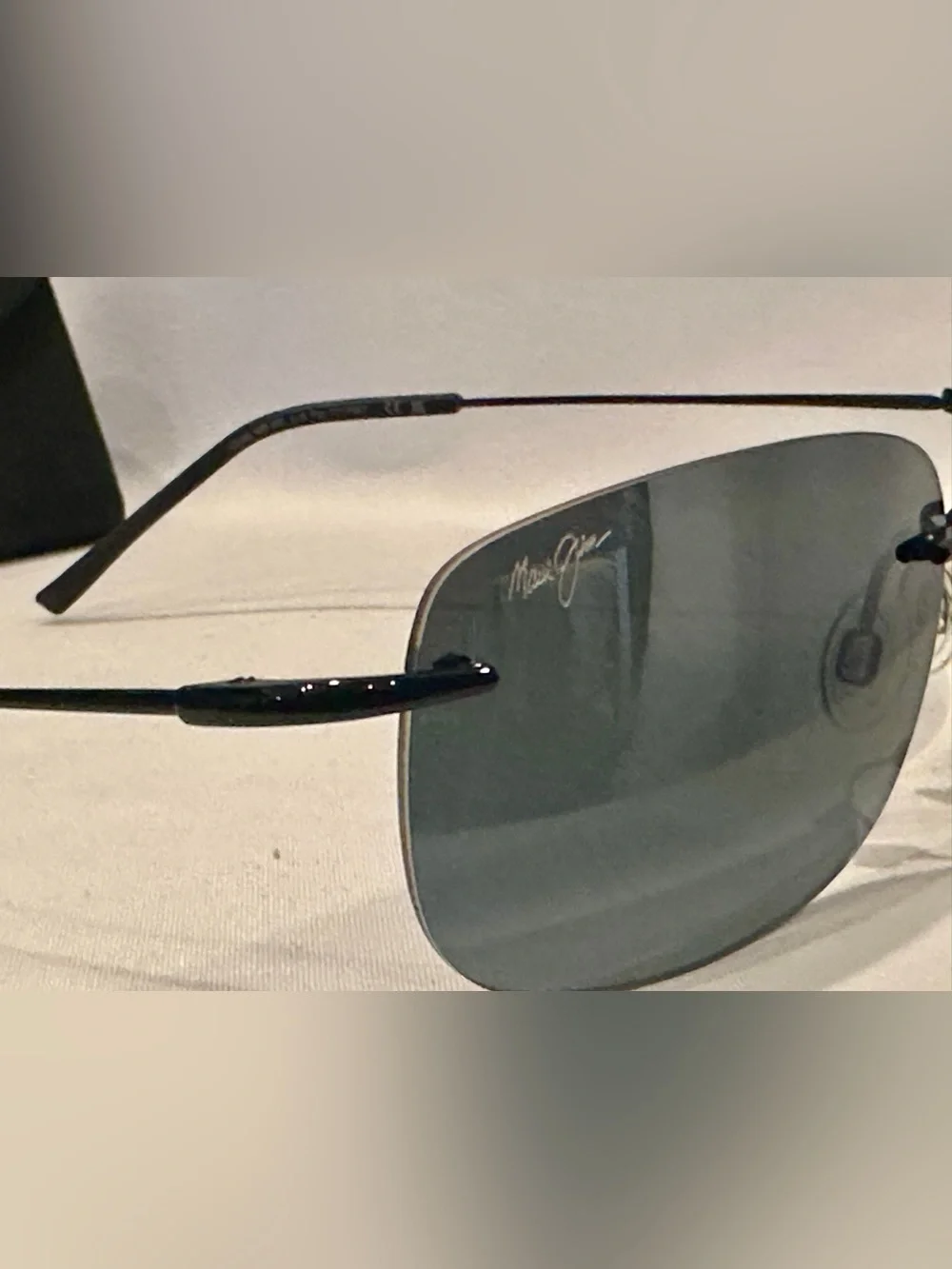Maui Jim OHAI unisex Sunglasses Gray Lenses,Black Temples New with foldable case